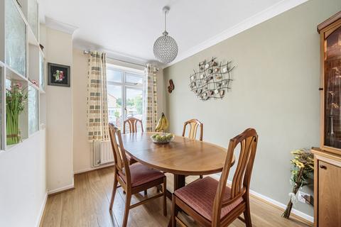 33 Aplin Way, Lightwater, GU18 5TT