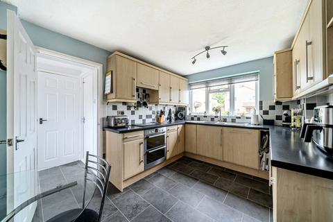 33 Aplin Way, Lightwater, GU18 5TT