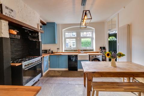 2 bedroom terraced house for sale, North Street, Rawdon, Leeds, West Yorkshire, LS19