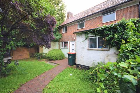 3 bedroom end of terrace house to rent, Shaws Road, Crawley, RH10
