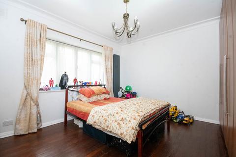 3 bedroom ground floor flat for sale, Elm Park Court, Pinner HA5