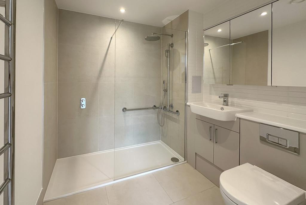 9 LG Shower Room