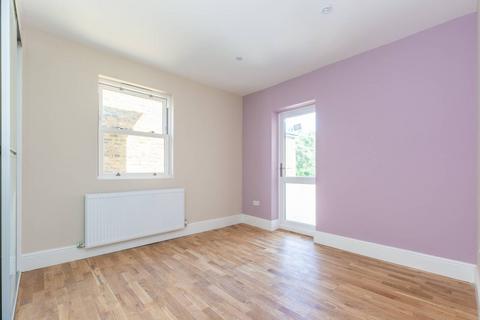 4 bedroom flat to rent, Gap Road, Wimbledon, London, SW19