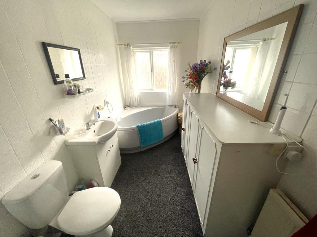 Bathroom 1.jpeg