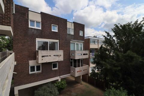 10 Beech Vale, Woking, GU22 7NS