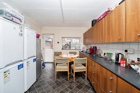 5 bedroom end of terrace house to rent, Popes lane, Ealing, W5