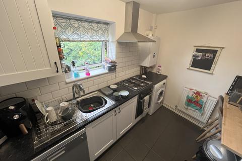 2 bedroom flat to rent, Duncombe Close - Ickneild Area - 2 bedroom - Top Floor