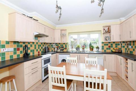 3 bedroom detached house to rent, Well Lane, Horsell