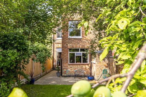 Flat B, 76 Rathcoole Gardens, London, N8 9PG