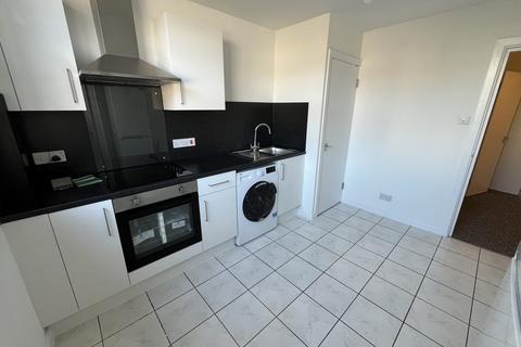 3 bedroom flat to rent, St Peters Road, ,