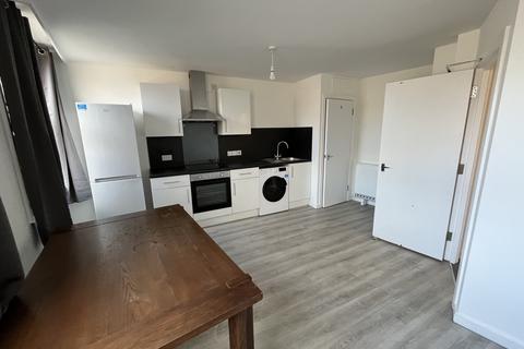 3 bedroom flat to rent, St Peters Road, Bournemouth,