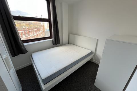 3 bedroom flat to rent, St Peters Road, Bournemouth,