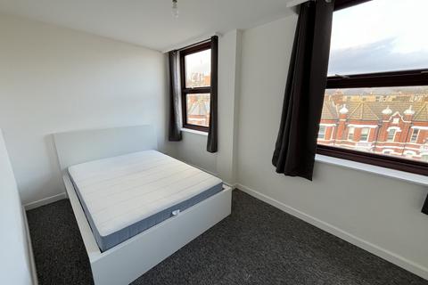3 bedroom flat to rent, St Peters Road, Bournemouth,