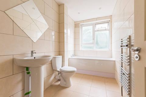 3 bedroom flat for sale, London E3