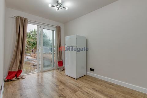 Studio to rent, Deptford High Street, London SE8