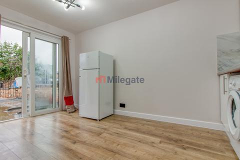 Studio to rent, Deptford High Street, London SE8