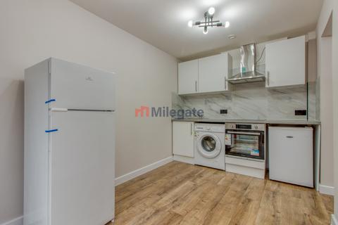 Studio to rent, Deptford High Street, London SE8