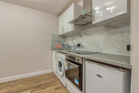 Studio to rent, Deptford High Street, London SE8