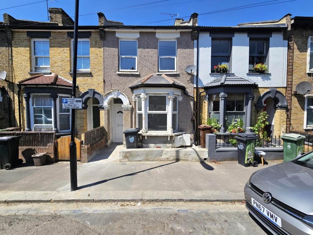 Ashville Road, Leytonstone, E11 3 bed terraced house to rent £2,500
