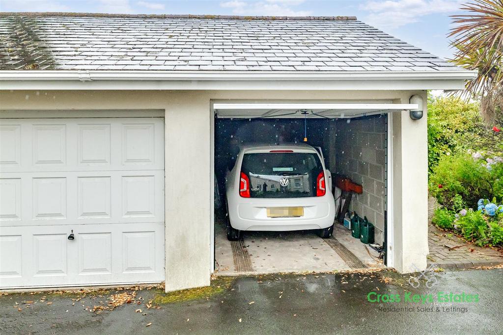 Garage &amp; Communal Gardens