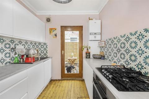 2 bedroom flat for sale, Clementina Road, London E10