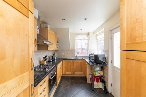 2 bedroom flat for sale, Helmsley Road, Sandyford, Newcastle Upon Tyne