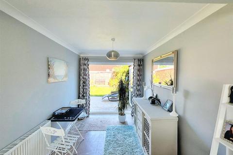 2 Chestnut Close, Eastbourne, BN22 0SZ