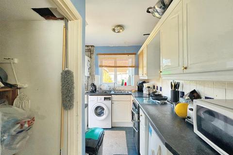 2 Chestnut Close, Eastbourne, BN22 0SZ