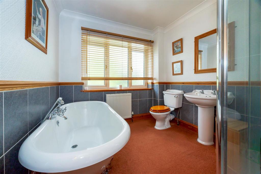 Family bathroom 1 1 N9 A4231.jpg