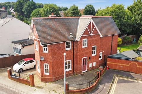 4 bedroom detached house to rent, Spurgeon Street, Colchester