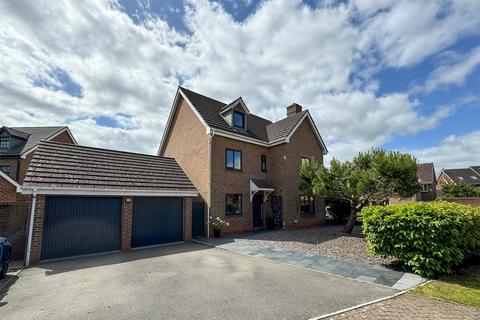 5 bedroom detached house for sale, Allerthorpe Crescent, Brough