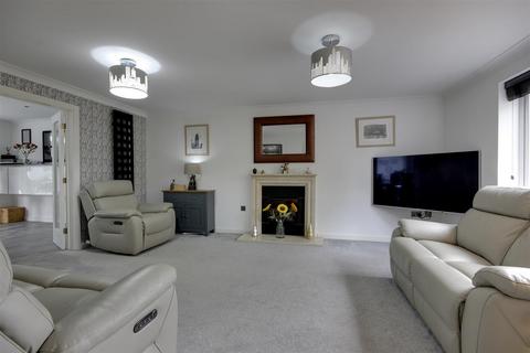 5 bedroom detached house for sale, Allerthorpe Crescent, Brough