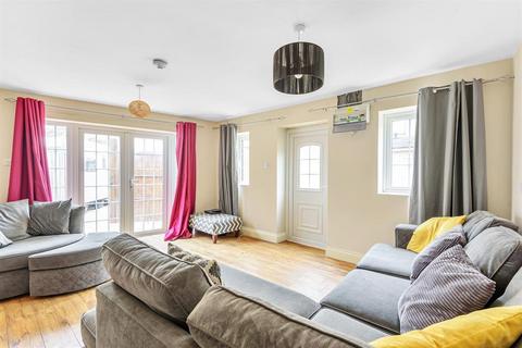 66 Chestnut Close, Hayes, UB3 1JG