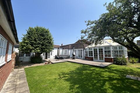 3 bedroom detached bungalow to rent, The Street, Godmersham, Canterbury