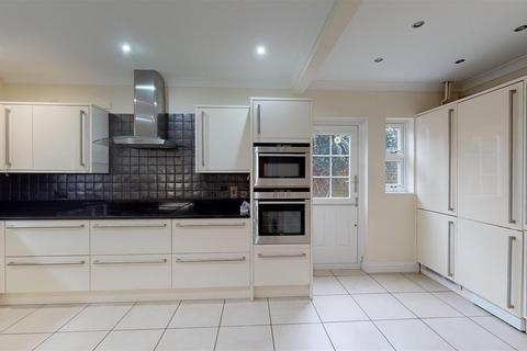 4 bedroom detached house to rent, Alderton Hill, Loughton IG10