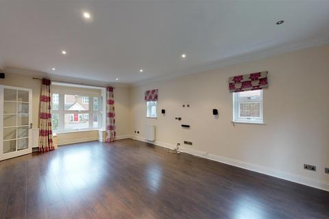 4 bedroom detached house to rent, Alderton Hill, Loughton IG10