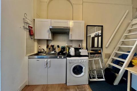 Studio to rent, Cromwell Road, London SW5