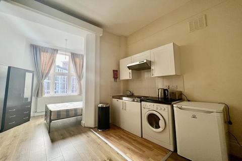 Studio to rent, Cromwell Road, Earls Court SW5