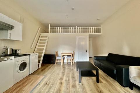 Studio to rent, Cromwell Road, Earls Court SW5