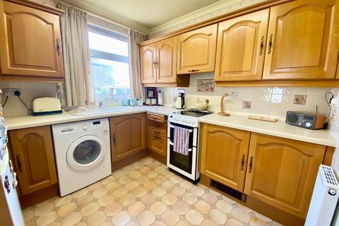 3 bedroom semi-detached house for sale, Leafield Avenue, Huddersfield