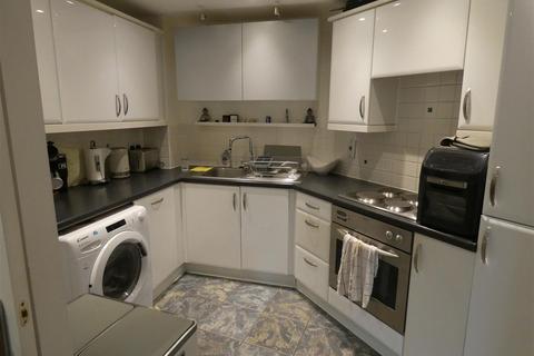 2 bedroom flat to rent, Windmill Road, Slough