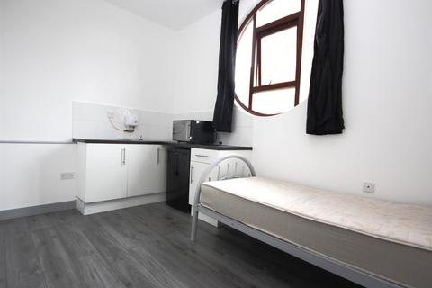 1 bedroom in a house share to rent, Bloxhall Road, Leyton, E10