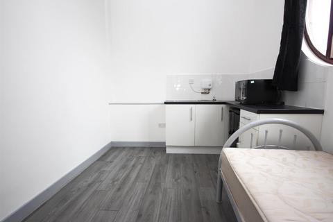 1 bedroom in a house share to rent, Bloxhall Road, Leyton, E10