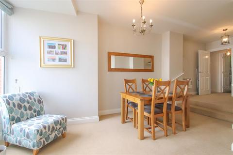 2 bedroom apartment for sale, Station Road, Westcliff-On-Sea