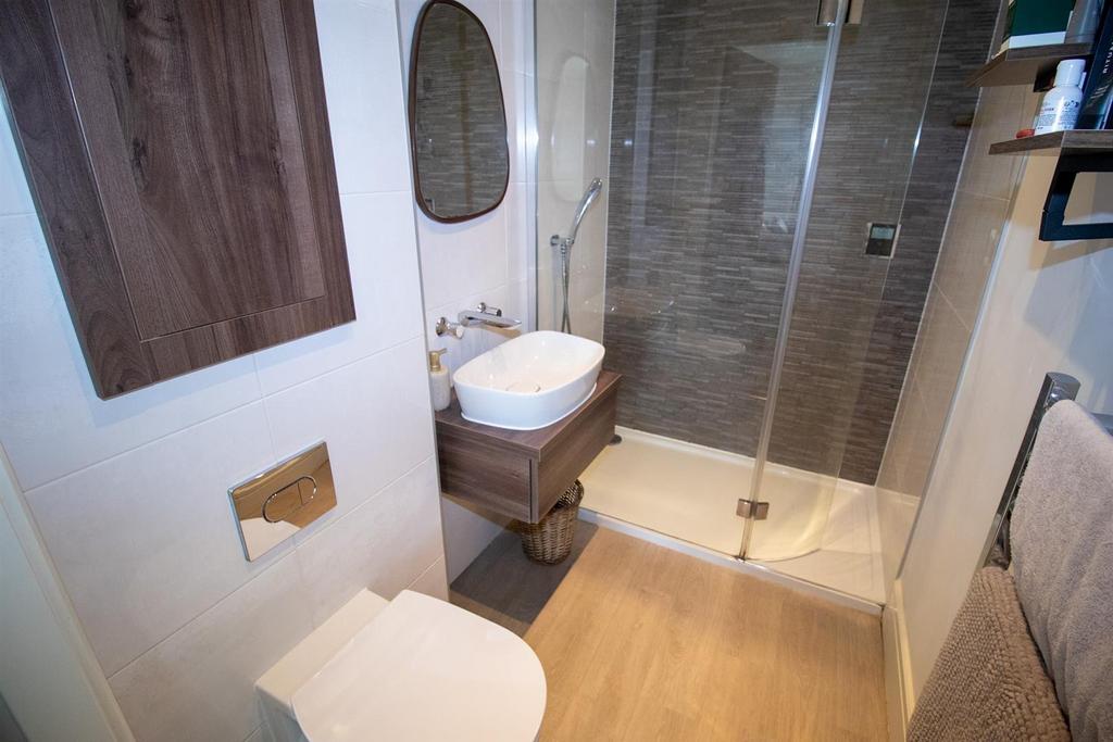 En suite shower room/w.c.