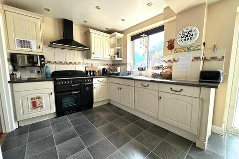 4 bedroom semi-detached house for sale, Oaklands Drive, Westone, Northampton NN3