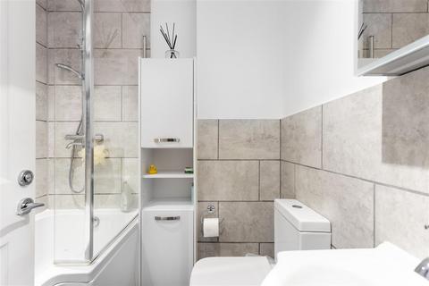 15 Clementine Close, London, W13 9UB