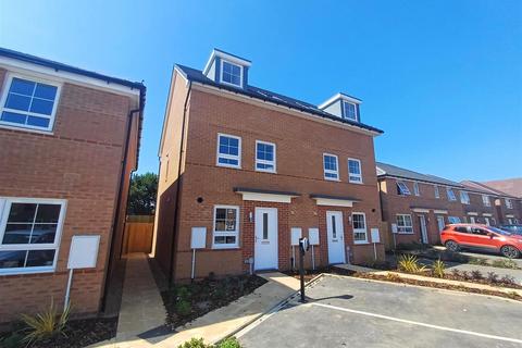 3 bedroom townhouse for sale, Starling Drive, Peacehaven