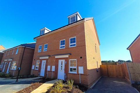 3 bedroom townhouse for sale, Starling Drive, Peacehaven