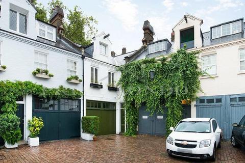 3 bedroom terraced house to rent, Pont Street Mews, London SW1X